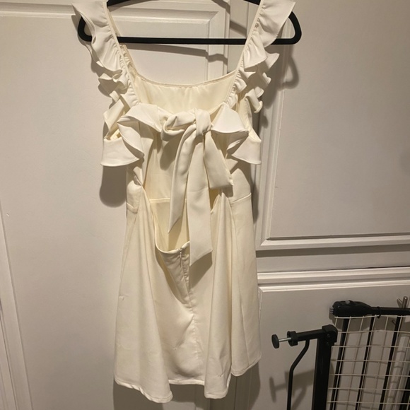 White BCBG open back bow detailed dress - Picture 2 of 3